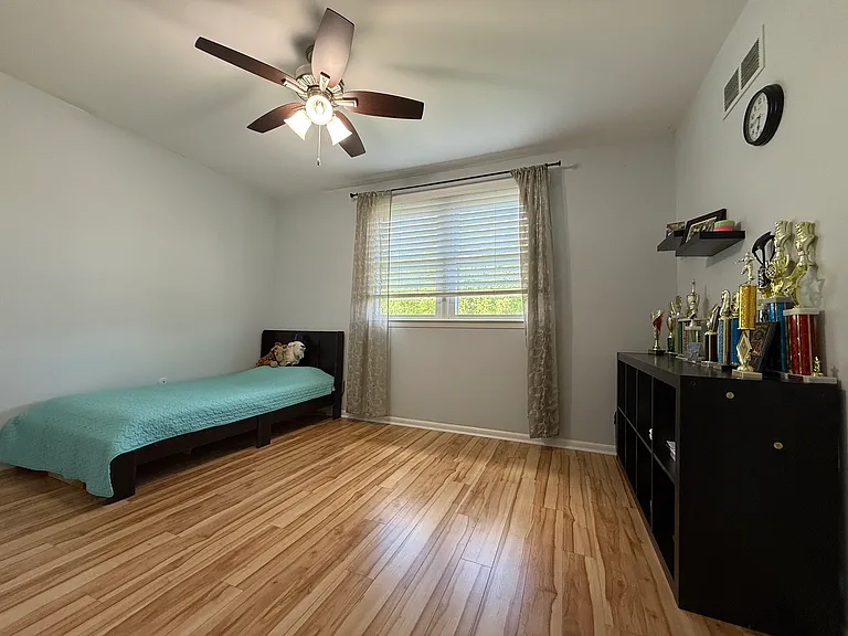 806 Warfield Ln — Photo 26