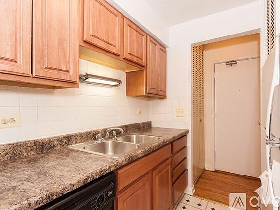 5th image of 521 W Briar Pl APT 311