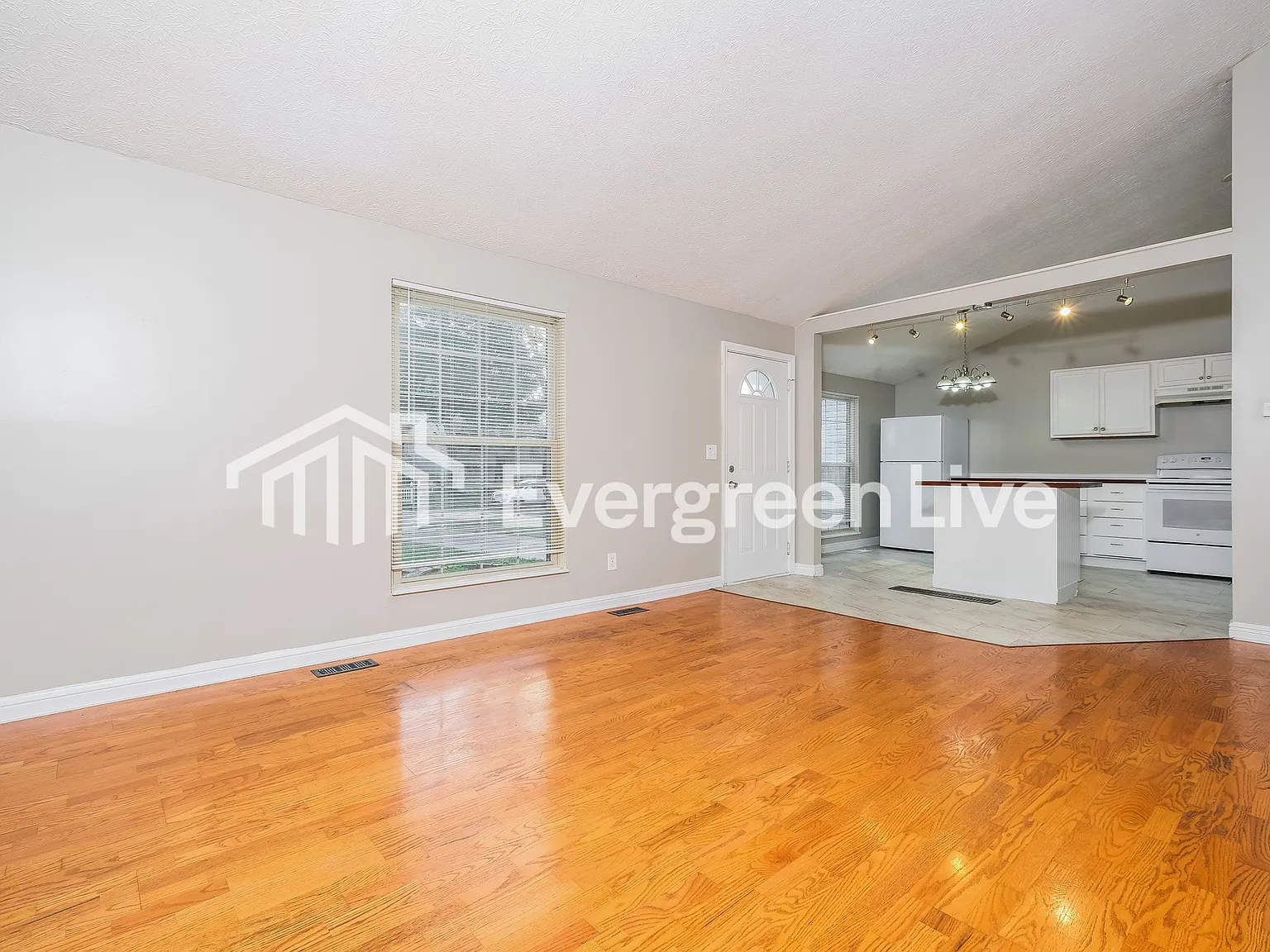 3 bed, 1.5 bath, 1307 sqft, $1,845 — Photo 4