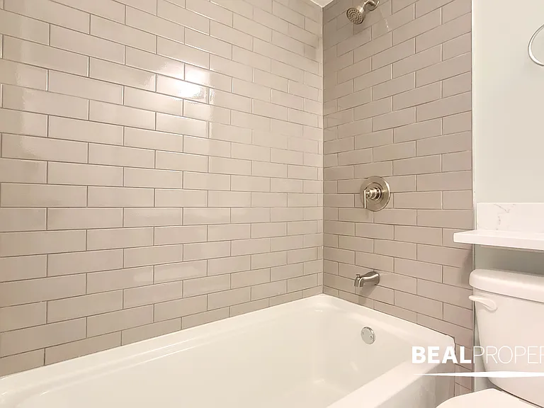 445 W Barry — Photo 59