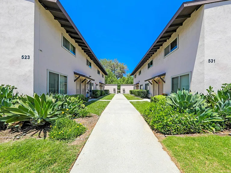 Villa Azusa Apartments — Photo 14