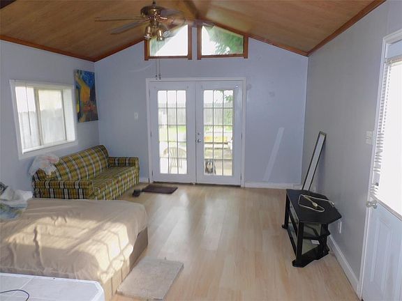 4th image of 4827 Pine Ave