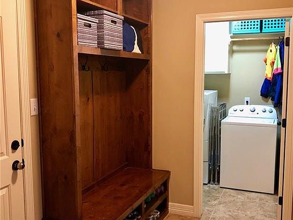 4th image of 4004 Merlemont Ct