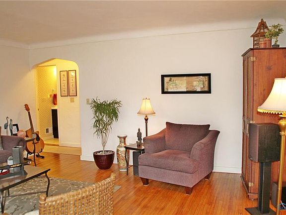 4th image of 736 Conneaut Ave