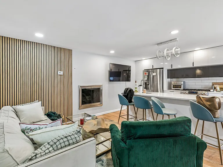 1130 Lombard St — Photo 1