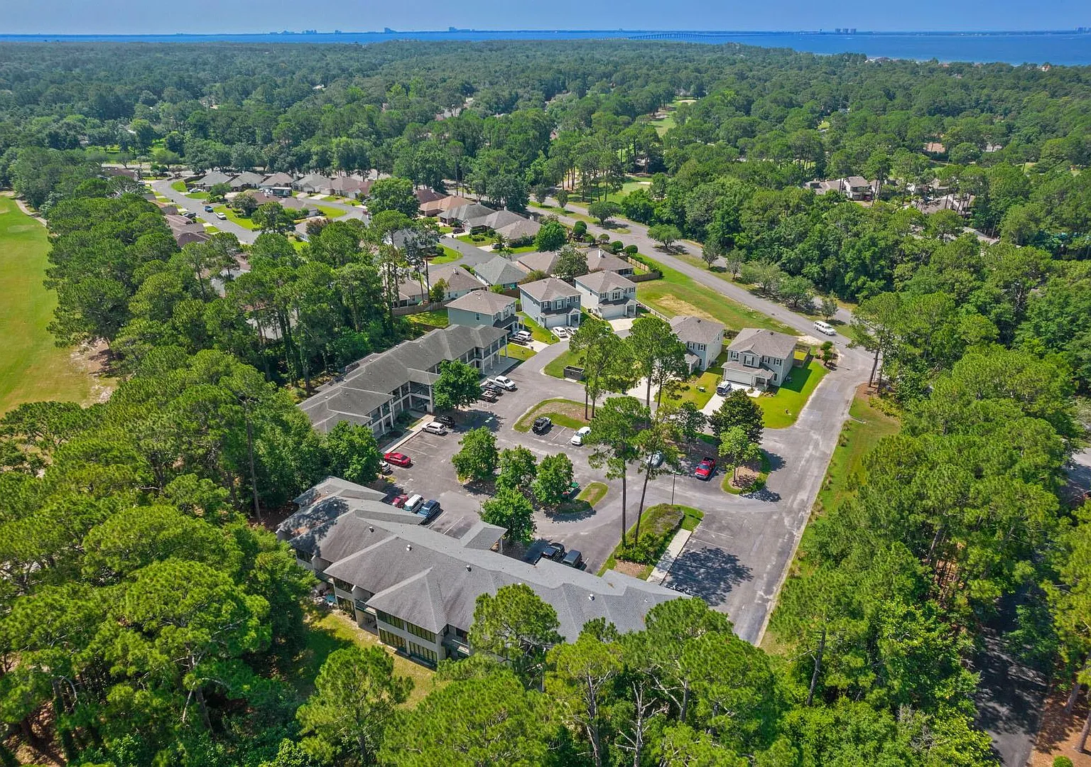 Golf Villa Condos — Photo 4