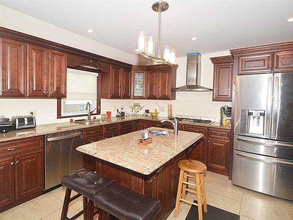 3rd image of 1001 Hastings St