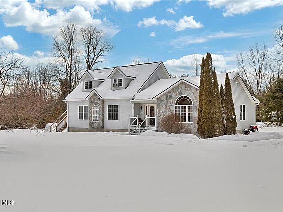 3rd image of 8 Greenfield Manor Road