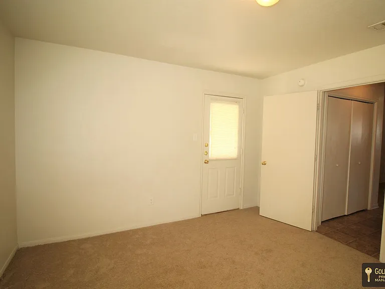 401 W Ave E — Photo 9