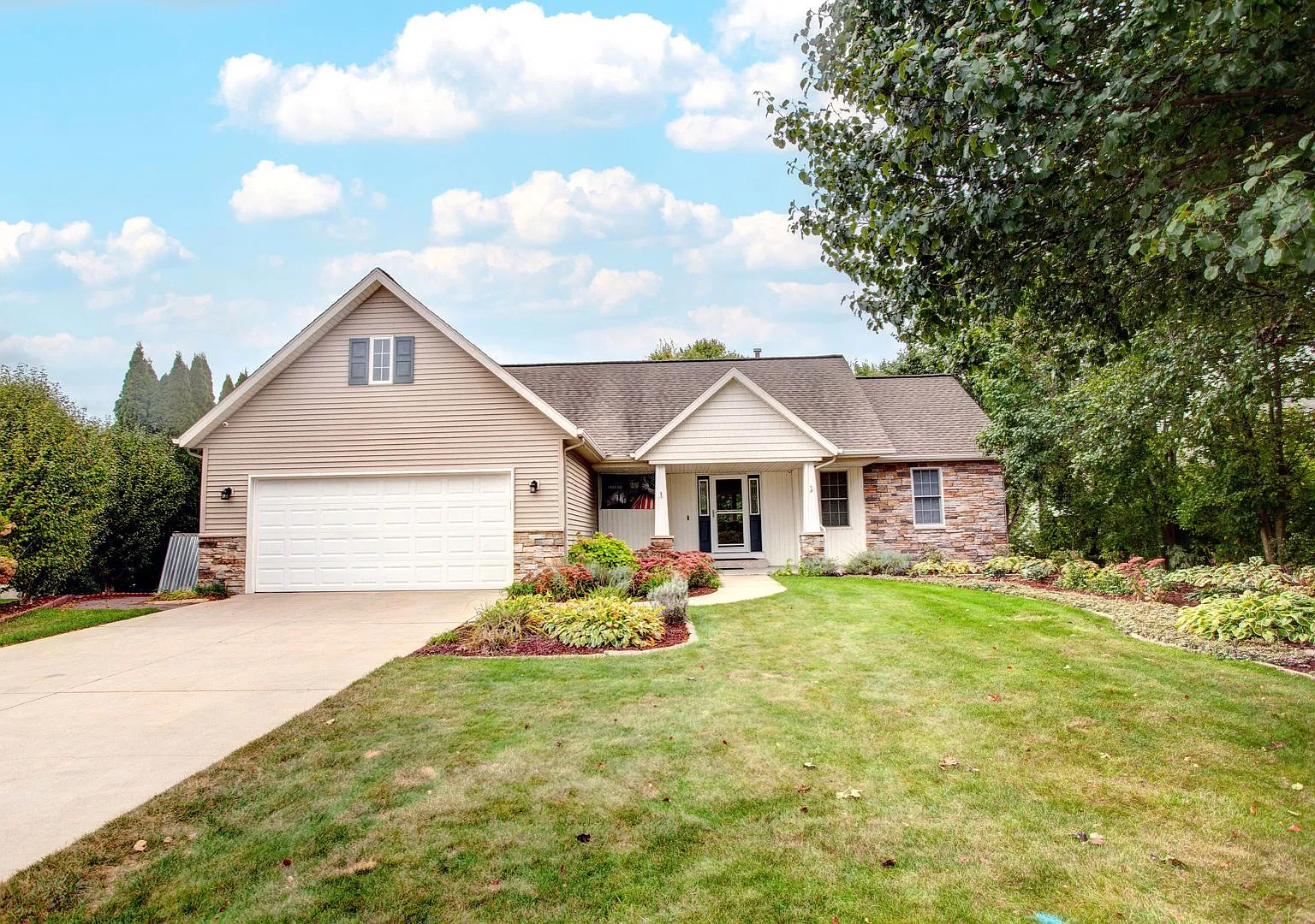 4 Bed 3.5 Bath Lakefront Home — Photo 1