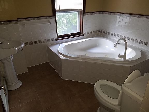 3rd image of 604 Saint Clair Ave