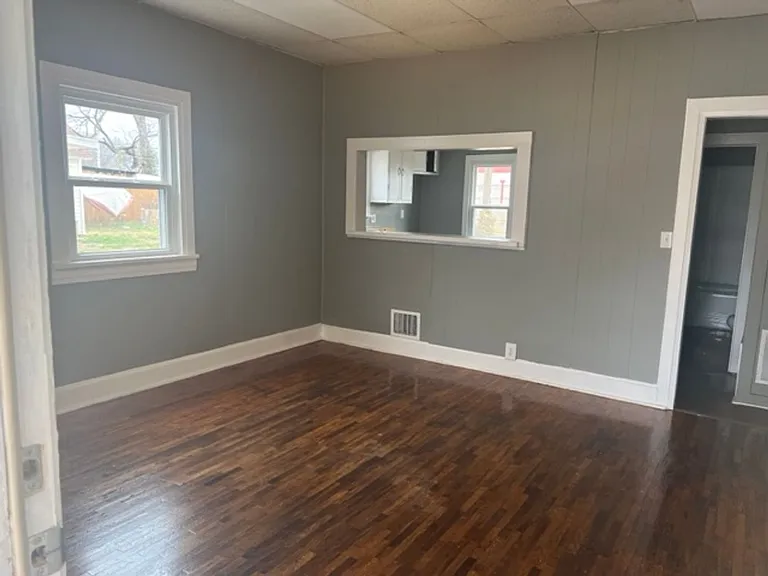 1700 W Chestnut St — Photo 3