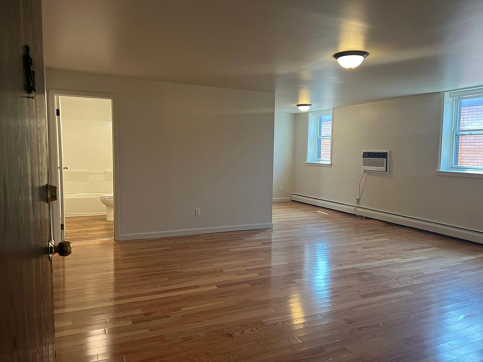 1st image of 948 4th Ave #202