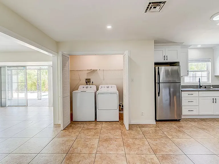 557 Canosa Ave — Photo 17