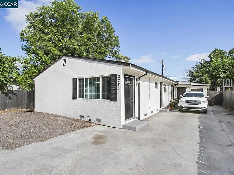 2225 E Myrtle St — Photo 1