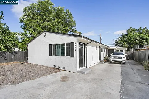 2225 E Myrtle St Photo 1