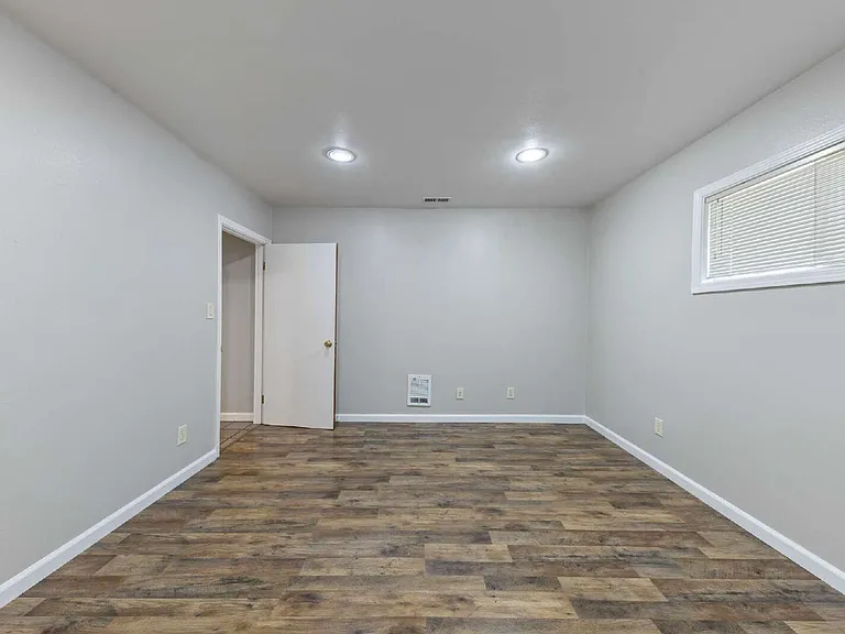 1027 NE 3rd St — Photo 14