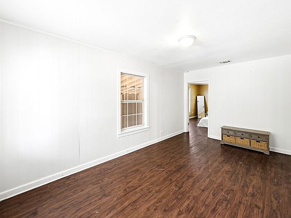 5th image of 706 W WINNIPEG AVE