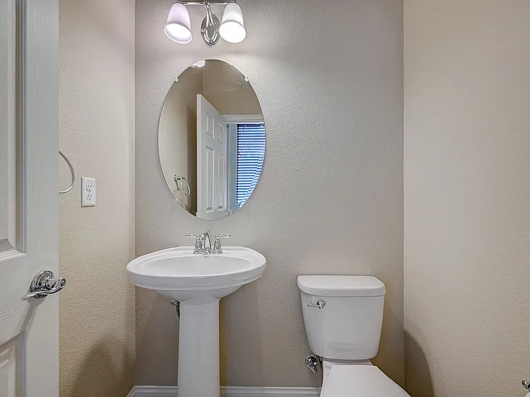 706 Eros Ct — Photo 32