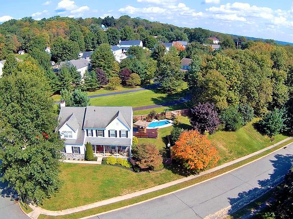 2nd image of 124 Scarlet Oak Dr