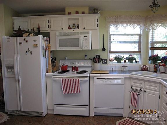 2nd image of 817 NE Shoshone Dr