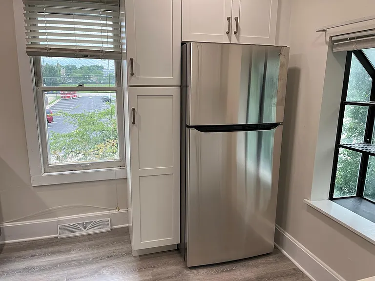Refrigerator w/icemaker