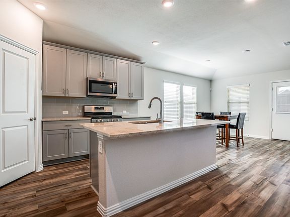 3rd image of 503 Fox Ridge Dr