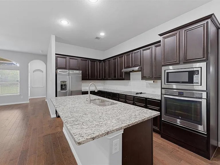 453 Rockaway Dr — Photo 2