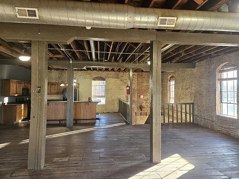 1303 W College St — Photo 18