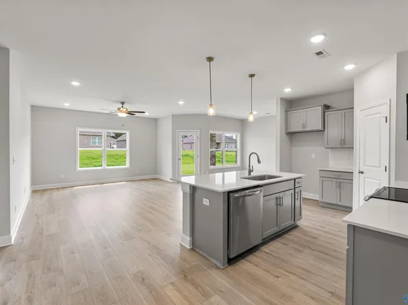 171 River Pointe Dr, New Market, AL 36761