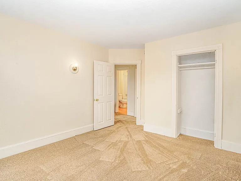 136 N Potomac St — Photo 14