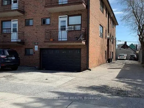 115 8th St #4, Toronto, ON M8V 3C5