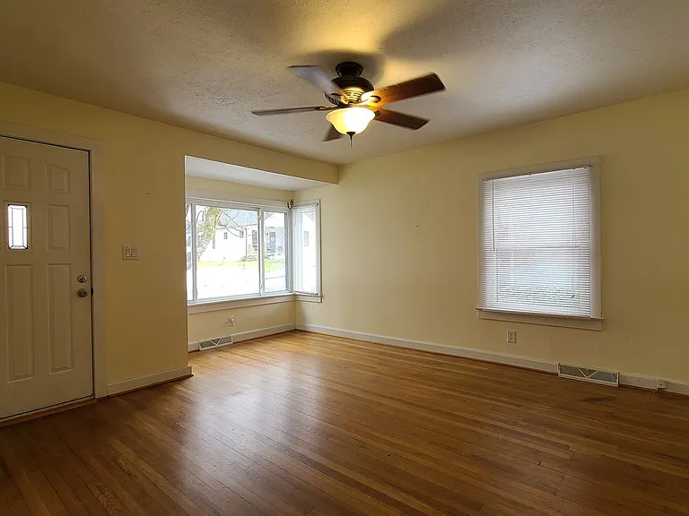 406 E French Broad St — Photo 2