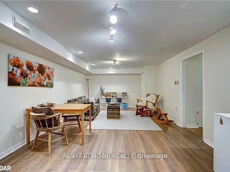 369 Hickling Trl #LOWER — Photo 3