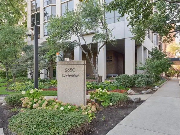 2650 N Lakeview Ave APT 303, Chicago, IL 60614