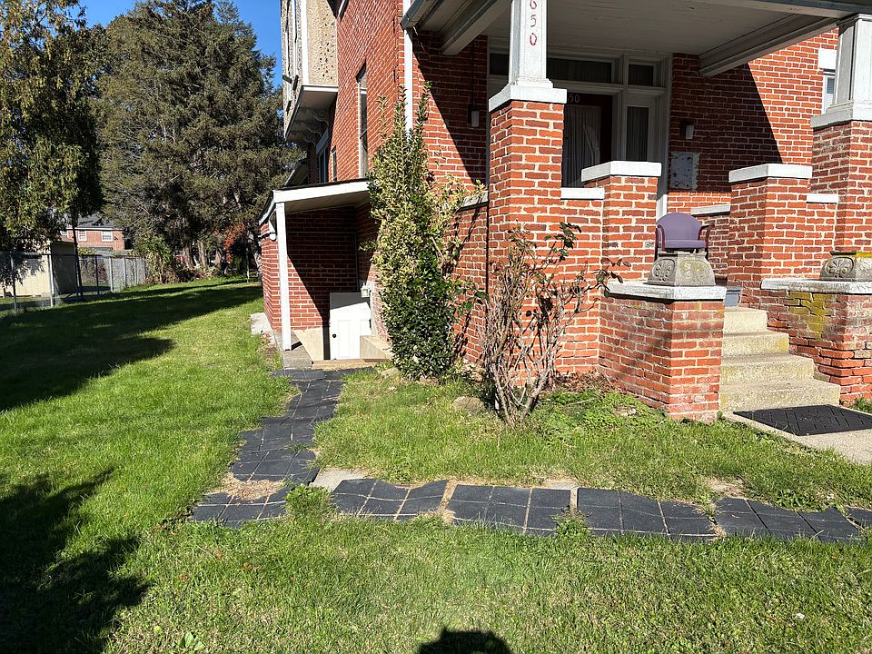Path to Apartment 4 .
In the basement