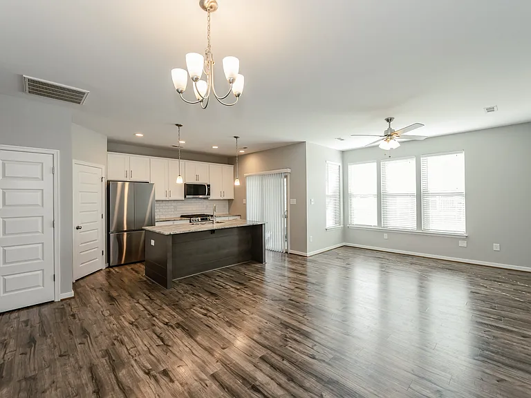 8023 Ellendale Dr — Photo 8