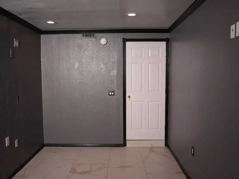 2329 N Orange Ave — Photo 8
