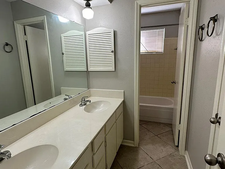 11702 Brighton Ln — Photo 7
