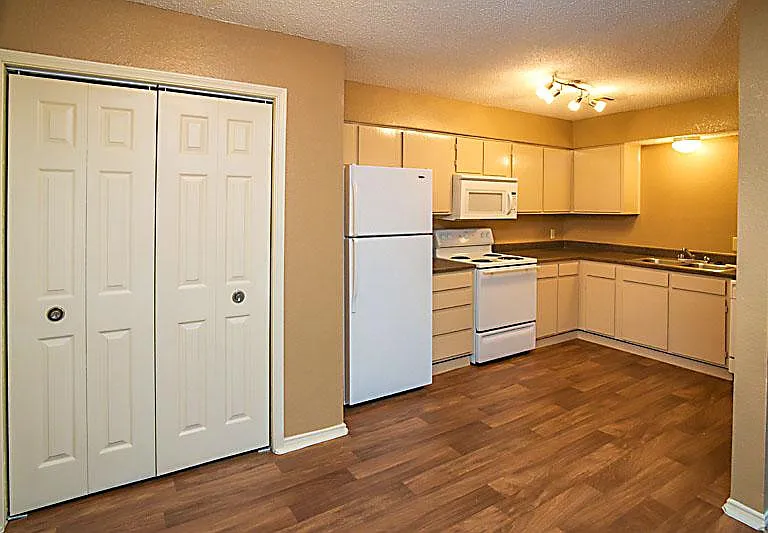 Crestwood Apartments — Photo 8