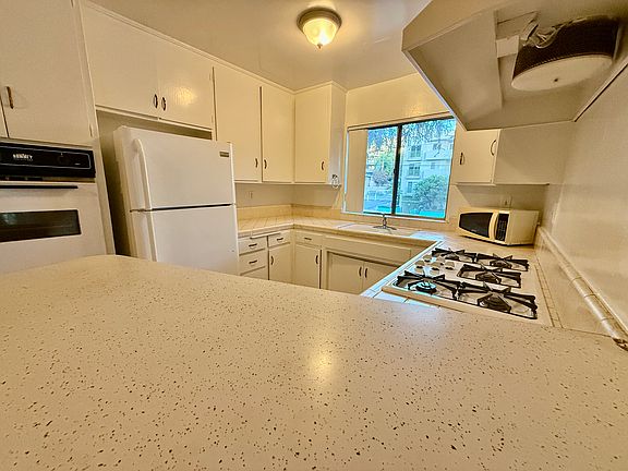 5th image of 2215 N Beachwood Dr APT 101