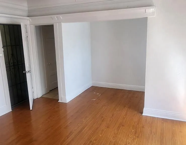 725 W 60th St #8 — Photo 2