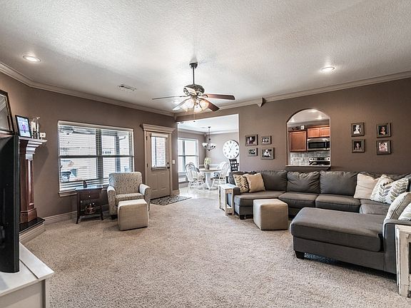 3rd image of 1041 E Sienna Dr