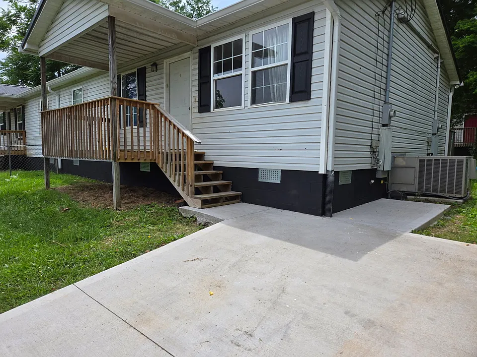 1202 Ezell St NE