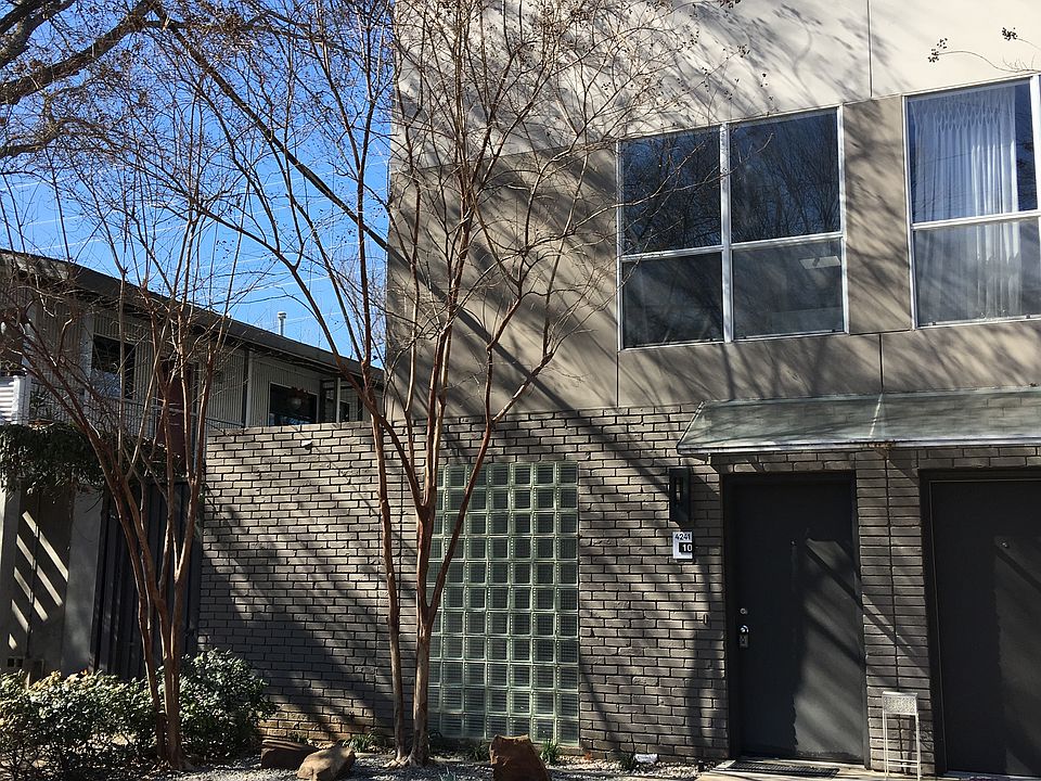 Corner street facing unit 
