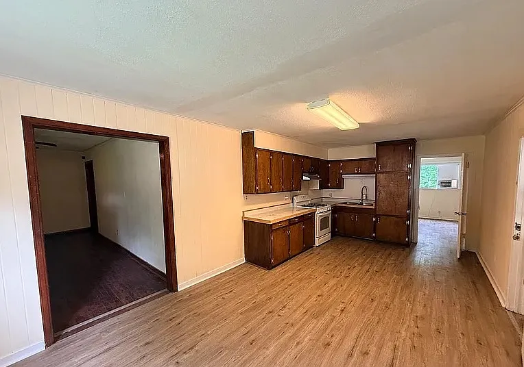 3148 Sylvester Dr — Photo 2