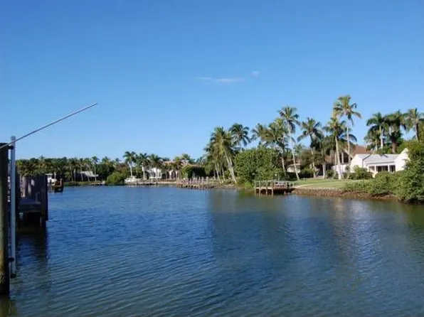 989 Admiralty Parade E, Naples, FL 34102