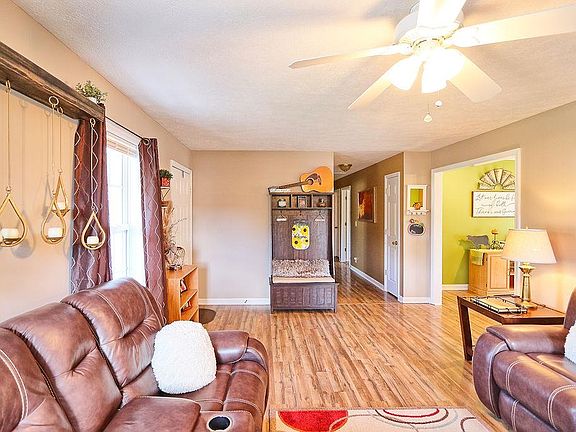 5th image of 203 Edgewood Dr
