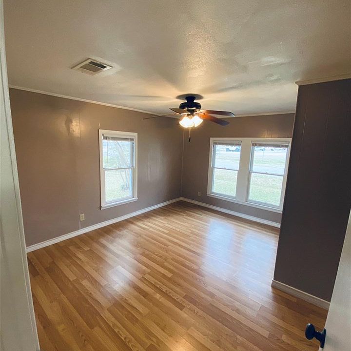 1st image of 425 Avenue E Poin