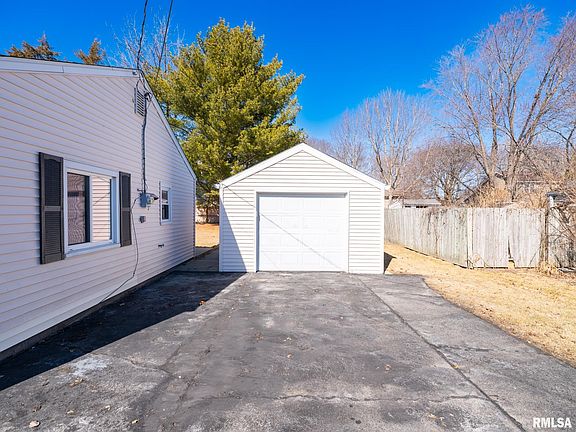 3rd image of 1109 E Parkside Ln
